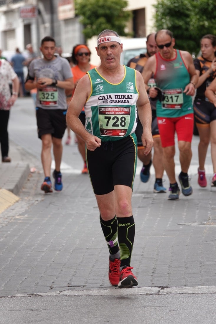 Los vecinos de Dúrcal se han volcado con los corredores apostados en las curvas y rectas que traza el recorrido por la localidad y desde las terrazas de la Plaza del Ayuntamiento