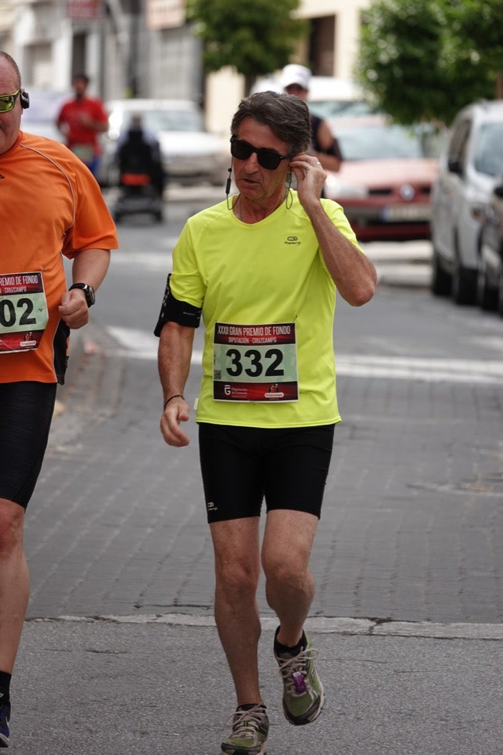 Los vecinos de Dúrcal se han volcado con los corredores apostados en las curvas y rectas que traza el recorrido por la localidad y desde las terrazas de la Plaza del Ayuntamiento