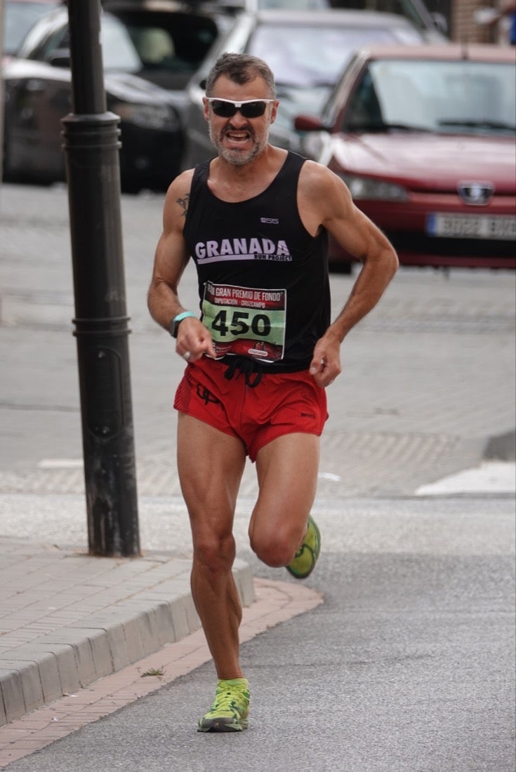 Los vecinos de Dúrcal se han volcado con los corredores apostados en las curvas y rectas que traza el recorrido por la localidad y desde las terrazas de la Plaza del Ayuntamiento