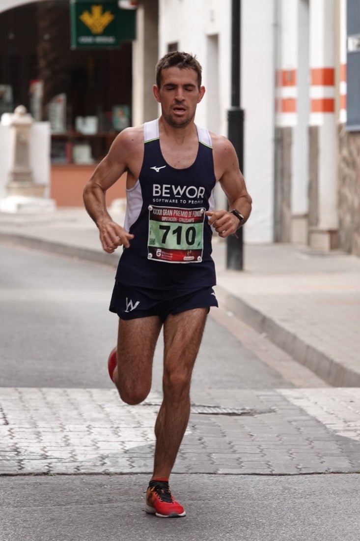Los vecinos de Dúrcal se han volcado con los corredores apostados en las curvas y rectas que traza el recorrido por la localidad y desde las terrazas de la Plaza del Ayuntamiento