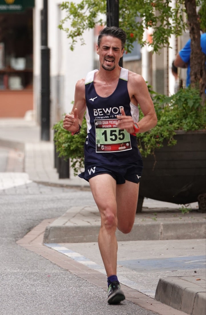 Los vecinos de Dúrcal se han volcado con los corredores apostados en las curvas y rectas que traza el recorrido por la localidad y desde las terrazas de la Plaza del Ayuntamiento