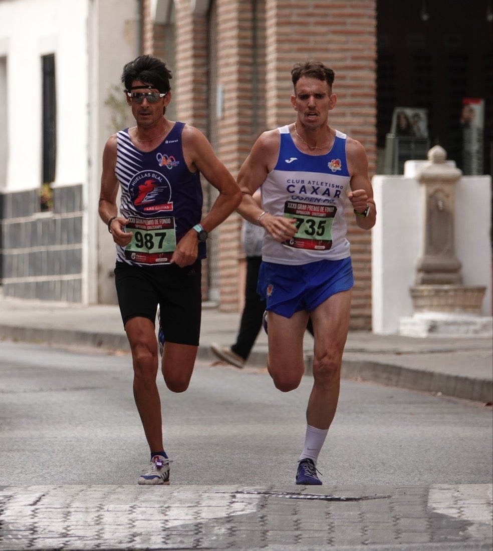 Los vecinos de Dúrcal se han volcado con los corredores apostados en las curvas y rectas que traza el recorrido por la localidad y desde las terrazas de la Plaza del Ayuntamiento