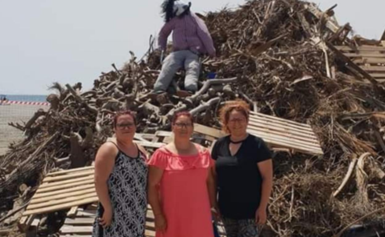 Vecinos de Santa Adela, antes de las hogueras de San Juan de otro año.