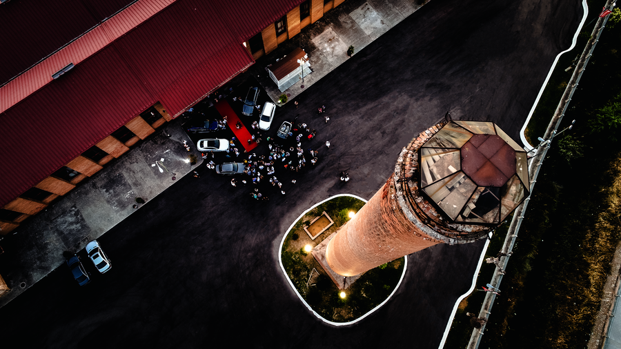 Mercedes-Benz lanza el nuevo CLA. La segunda generación del coupé compacto por excelencia de Mercedes. Una versión mejorada de su actual antecesor. Se trata de un coupé de cuatro puertas y cinco plazas de Mercedes, con un diseño completamente diferenciador. El vehículo, de estética deportiva por fuera, destaca en su interior de un extra de diseño, lujo y tecnología.