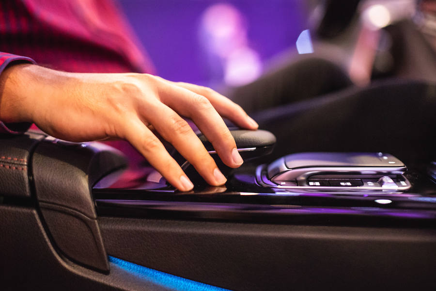 Mercedes-Benz lanza el nuevo CLA. La segunda generación del coupé compacto por excelencia de Mercedes. Una versión mejorada de su actual antecesor. Se trata de un coupé de cuatro puertas y cinco plazas de Mercedes, con un diseño completamente diferenciador. El vehículo, de estética deportiva por fuera, destaca en su interior de un extra de diseño, lujo y tecnología.