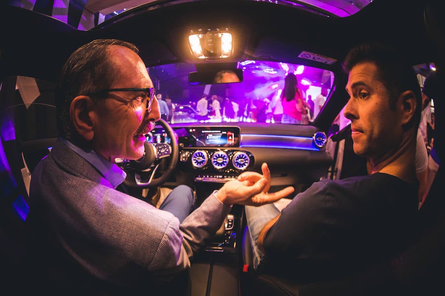 Mercedes-Benz lanza el nuevo CLA. La segunda generación del coupé compacto por excelencia de Mercedes. Una versión mejorada de su actual antecesor. Se trata de un coupé de cuatro puertas y cinco plazas de Mercedes, con un diseño completamente diferenciador. El vehículo, de estética deportiva por fuera, destaca en su interior de un extra de diseño, lujo y tecnología.