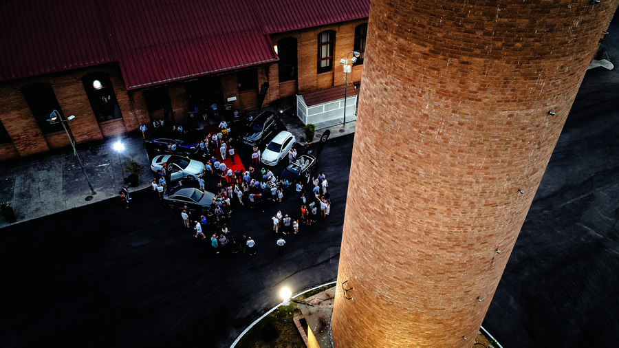 Mercedes-Benz lanza el nuevo CLA. La segunda generación del coupé compacto por excelencia de Mercedes. Una versión mejorada de su actual antecesor. Se trata de un coupé de cuatro puertas y cinco plazas de Mercedes, con un diseño completamente diferenciador. El vehículo, de estética deportiva por fuera, destaca en su interior de un extra de diseño, lujo y tecnología.