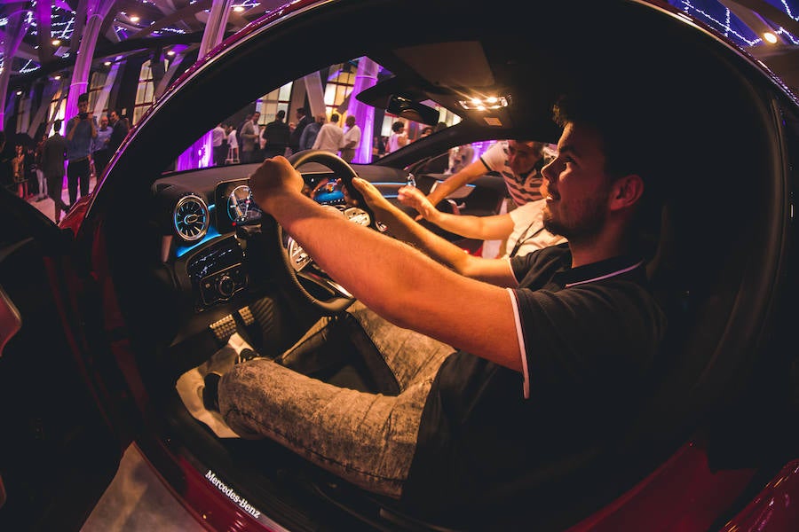 Mercedes-Benz lanza el nuevo CLA. La segunda generación del coupé compacto por excelencia de Mercedes. Una versión mejorada de su actual antecesor. Se trata de un coupé de cuatro puertas y cinco plazas de Mercedes, con un diseño completamente diferenciador. El vehículo, de estética deportiva por fuera, destaca en su interior de un extra de diseño, lujo y tecnología.