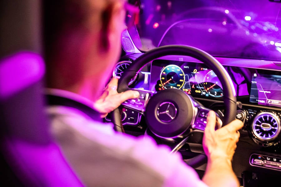 Mercedes-Benz lanza el nuevo CLA. La segunda generación del coupé compacto por excelencia de Mercedes. Una versión mejorada de su actual antecesor. Se trata de un coupé de cuatro puertas y cinco plazas de Mercedes, con un diseño completamente diferenciador. El vehículo, de estética deportiva por fuera, destaca en su interior de un extra de diseño, lujo y tecnología.