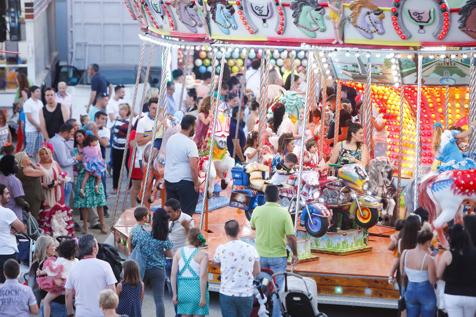 Fotos: Martes de columpios en el ferial