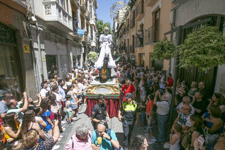 Te mostramos en imágenes cómo se ha vivido en el centro uno de los dìas grandes de la feria