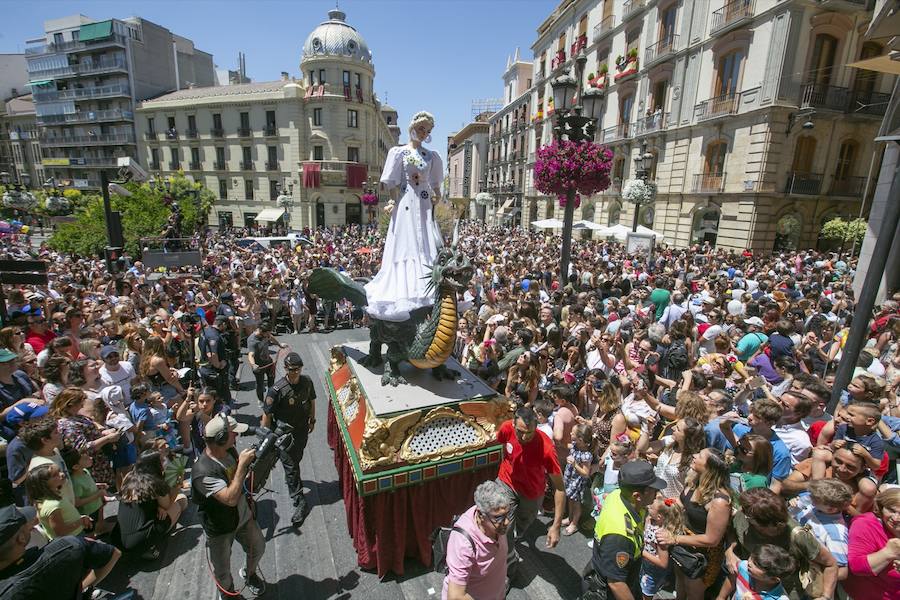 Te mostramos en imágenes cómo se ha vivido en el centro uno de los dìas grandes de la feria