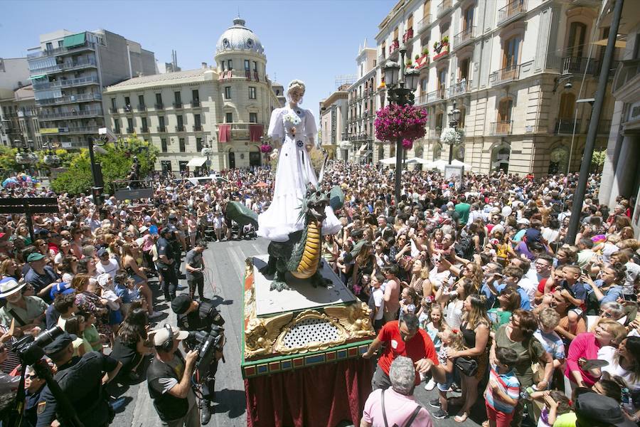 Te mostramos en imágenes cómo se ha vivido en el centro uno de los dìas grandes de la feria