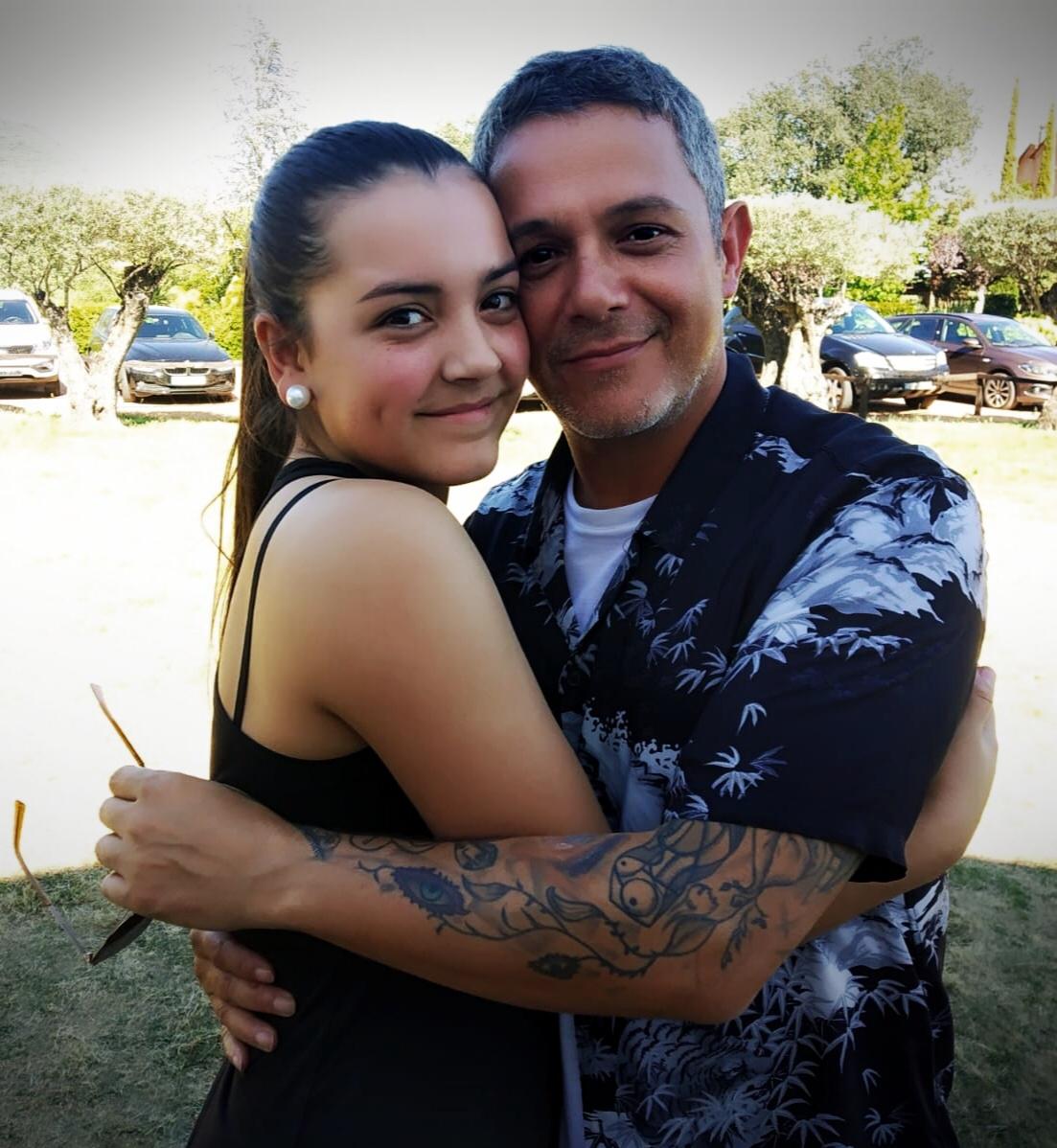 Fue el 12 de abril. Al llegar a casa, Sara se calzó las babuchas y se puso a bailar improvisadamente 'Te canto un son', que habla de Cádiz y de La Habana. Alejandro Sanz, rápidamente, colgó el vídeo de Sara 