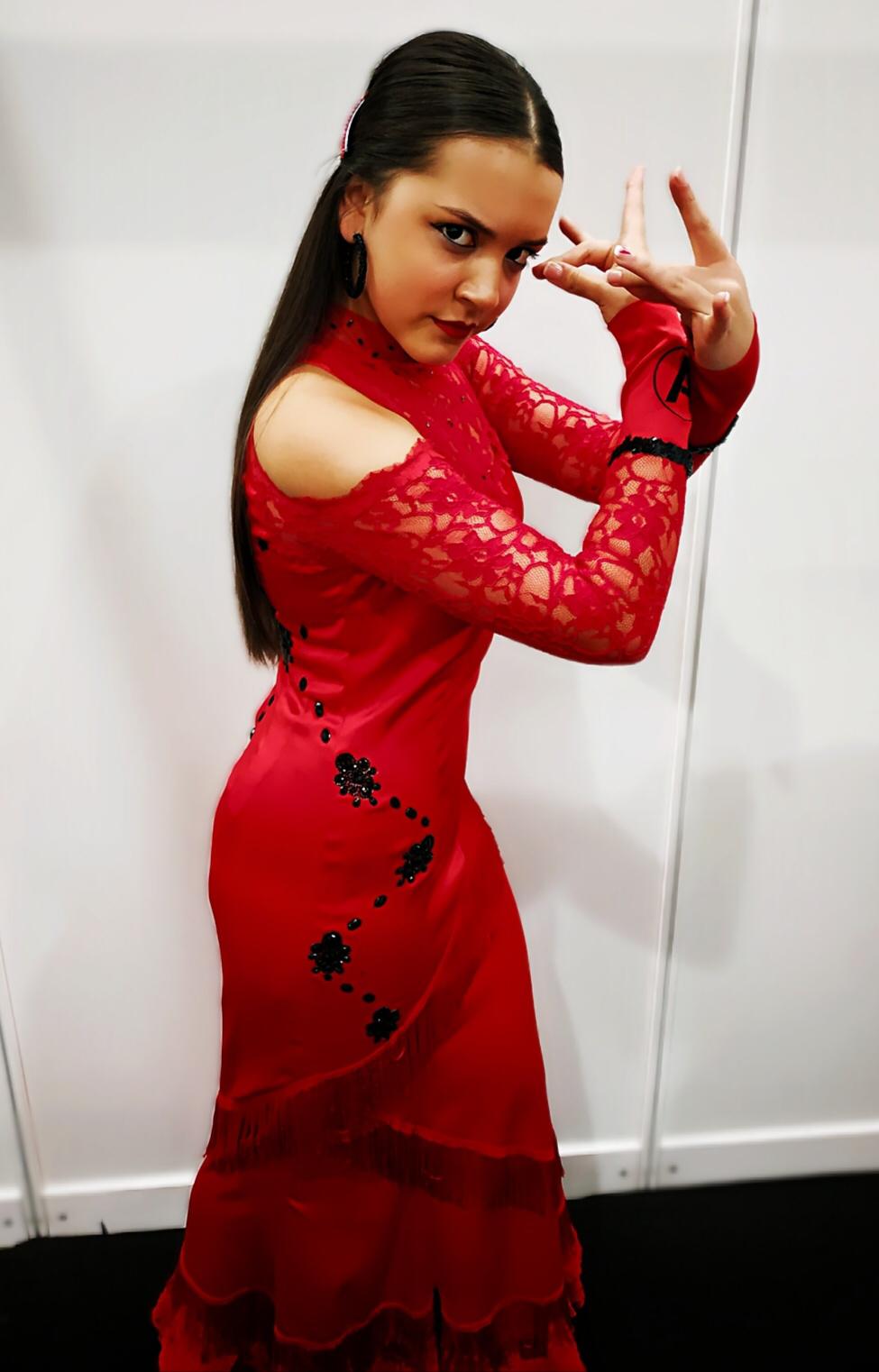 Fue el 12 de abril. Al llegar a casa, Sara se calzó las babuchas y se puso a bailar improvisadamente 'Te canto un son', que habla de Cádiz y de La Habana. Alejandro Sanz, rápidamente, colgó el vídeo de Sara 