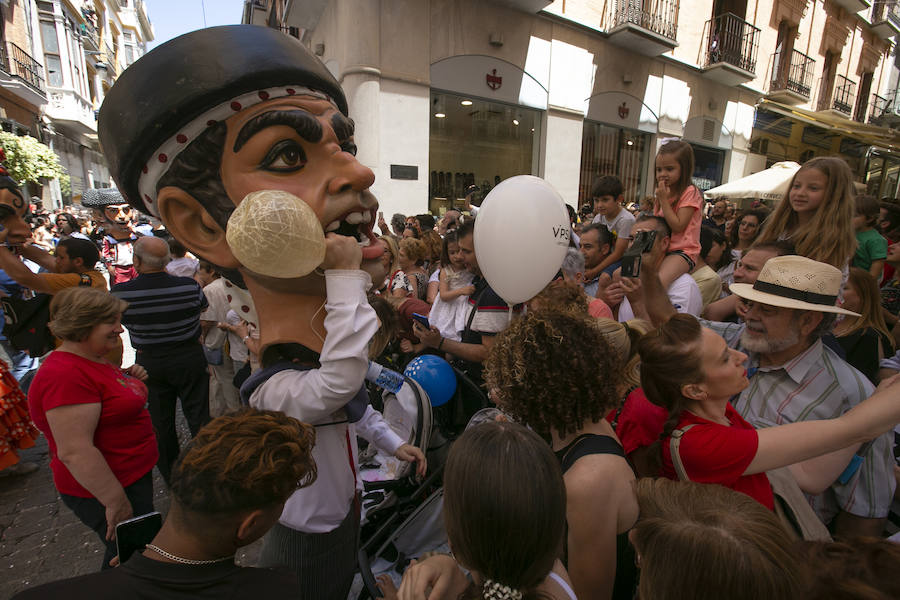 El ambiente en las calles de Granada durante el desfile de la Tarasca fue inmejorable.