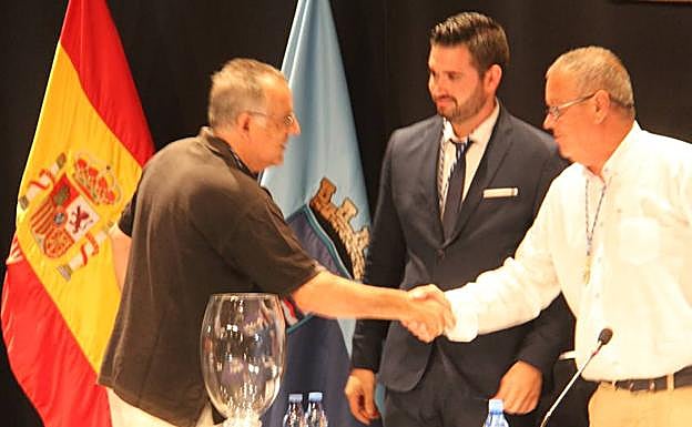 Paco Morgan y Juan Carlos Benavides se saludan en el pleno de investidura del pasado sábado.