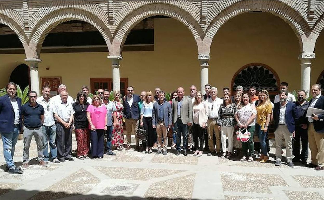 Políticos, empresarios, hosteleros, representantes vecinos y miembros de otros colectivos presentes en la reunión. 