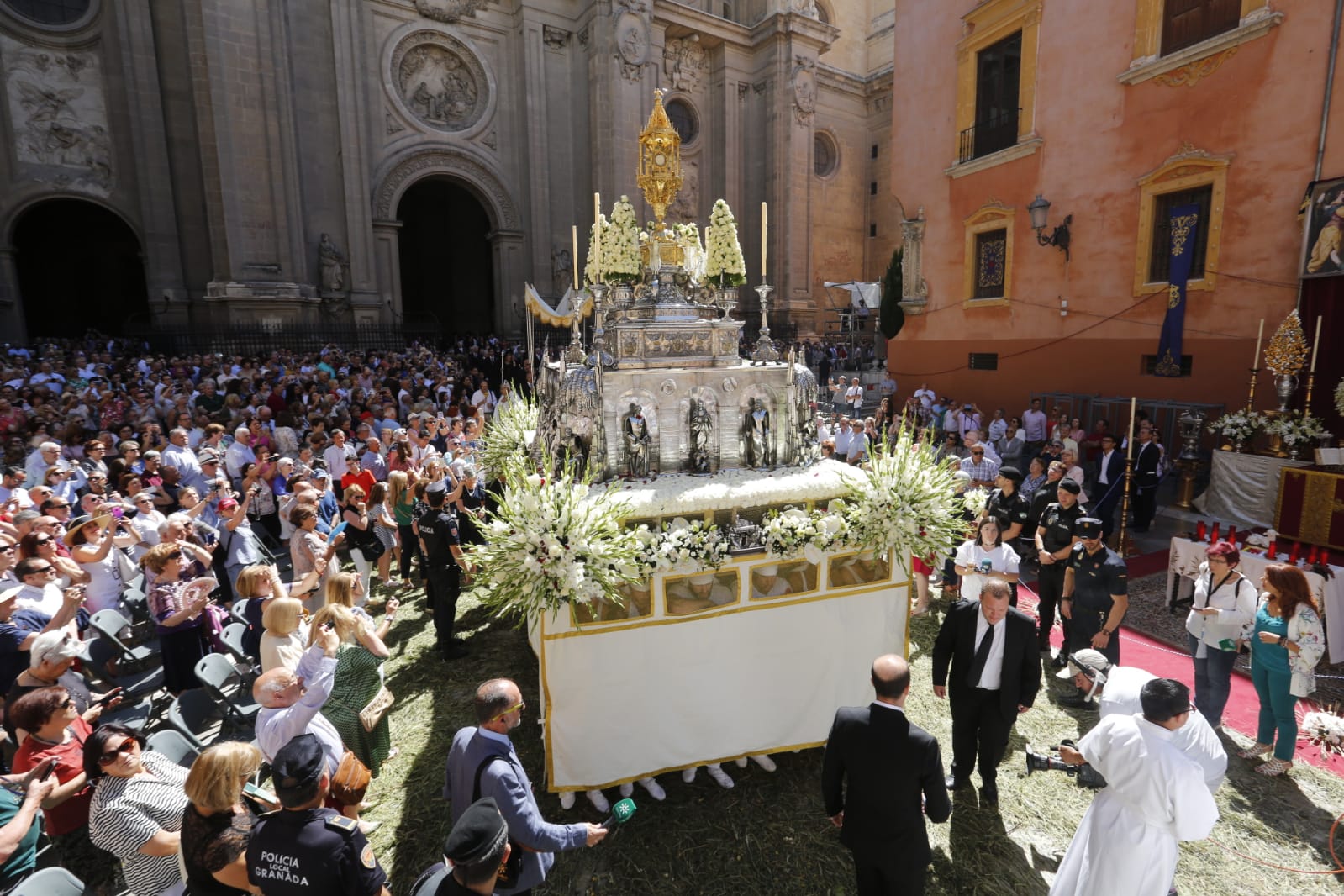 Miles de personas han presenciado el paseo la Custodia por la ciudad 