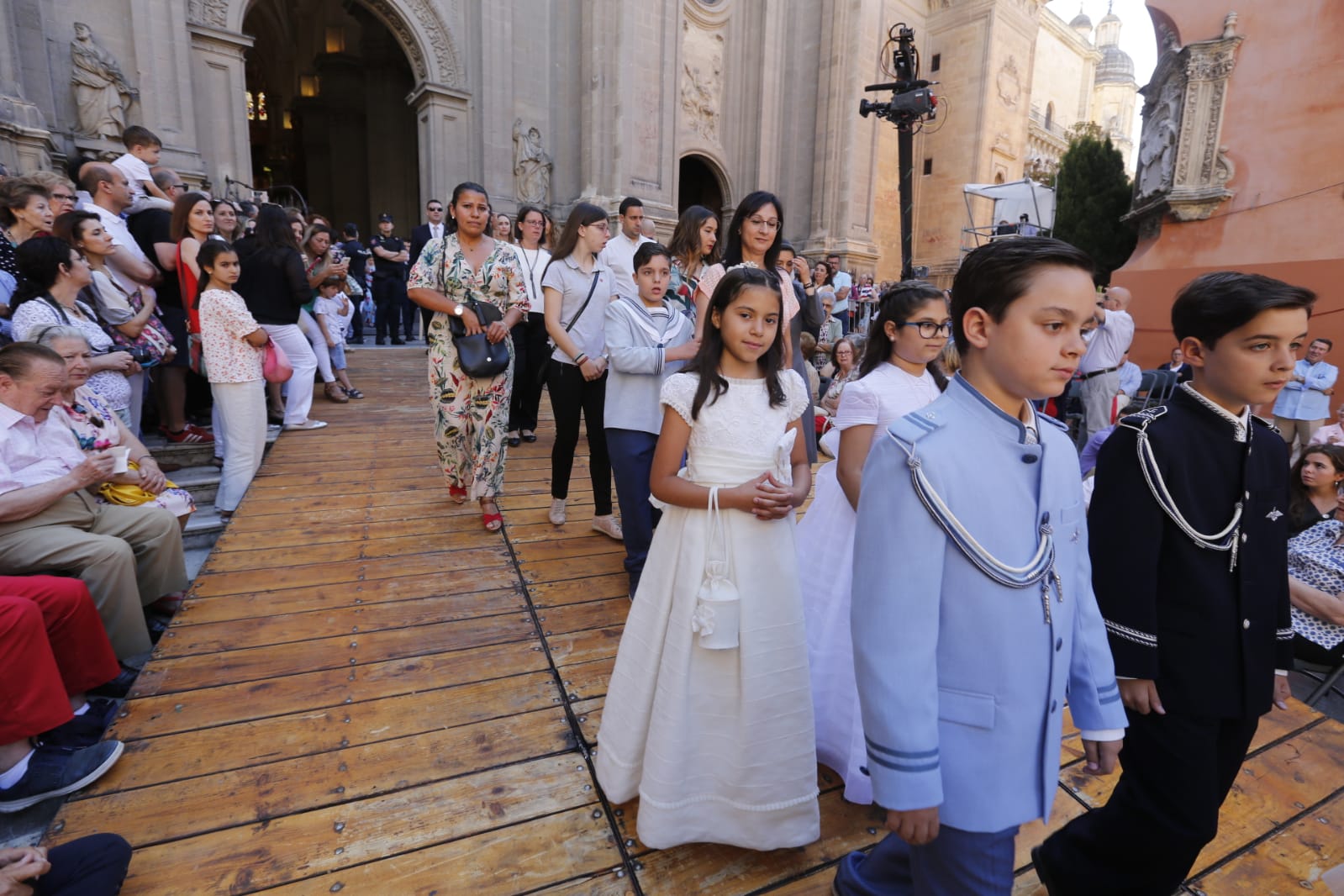 Miles de personas han presenciado el paseo la Custodia por la ciudad 