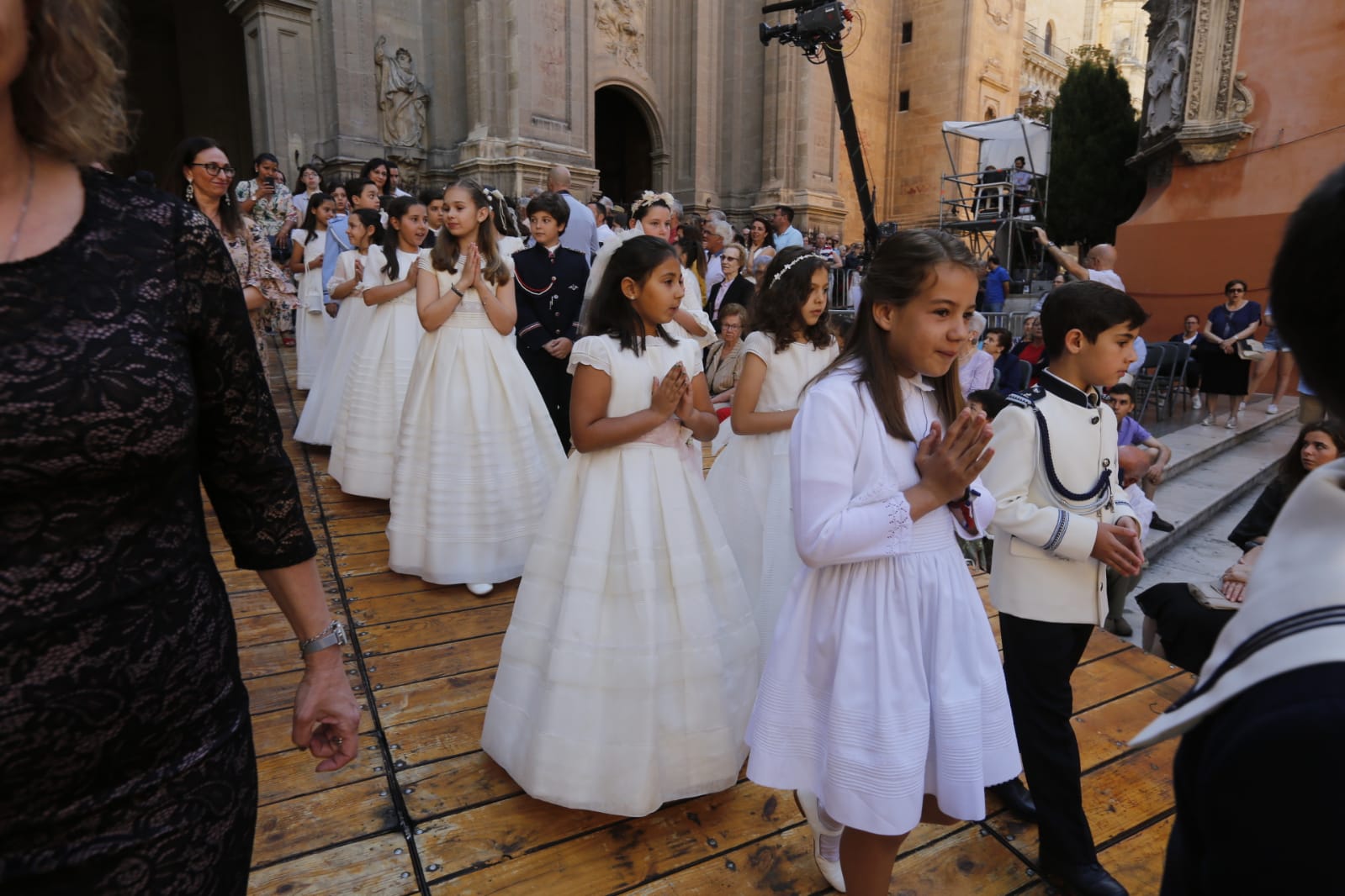 Miles de personas han presenciado el paseo la Custodia por la ciudad 