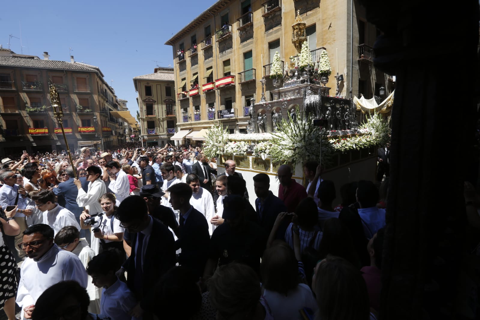 Miles de personas han presenciado el paseo la Custodia por la ciudad 