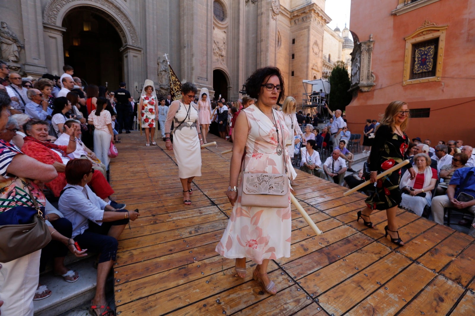 La plaza de las Pasiegas, abarrotada para recibir al Corpus Christi