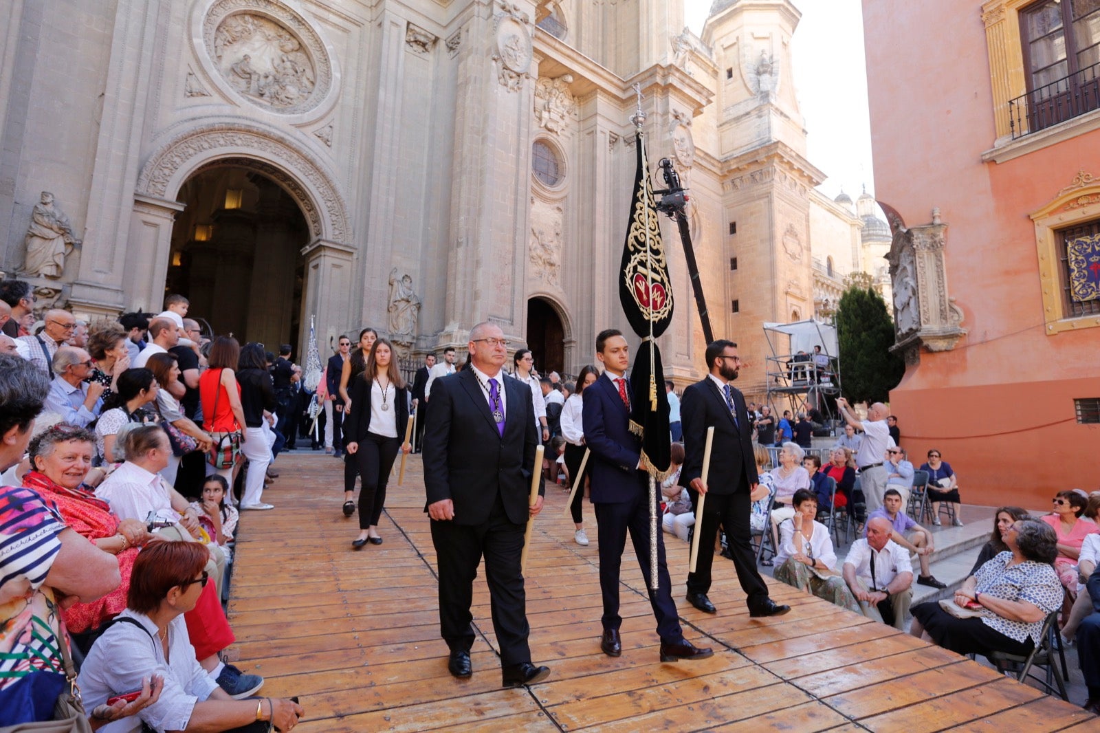 La plaza de las Pasiegas, abarrotada para recibir al Corpus Christi