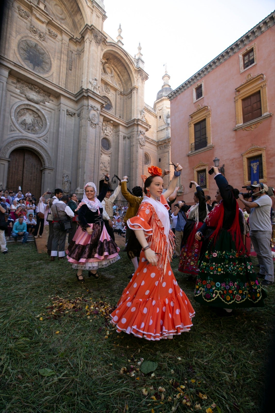 La plaza de las Pasiegas, abarrotada para recibir al Corpus Christi