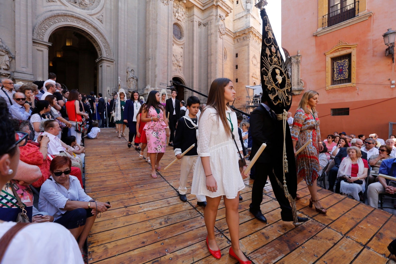 La plaza de las Pasiegas, abarrotada para recibir al Corpus Christi