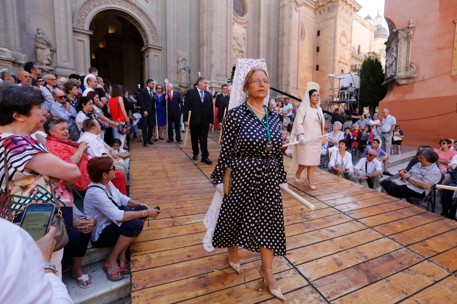 La plaza de las Pasiegas, abarrotada para recibir al Corpus Christi