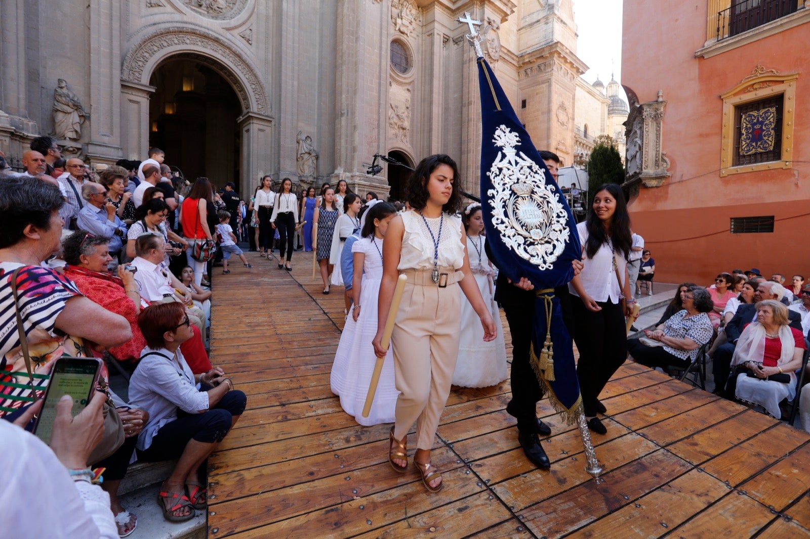 La plaza de las Pasiegas, abarrotada para recibir al Corpus Christi