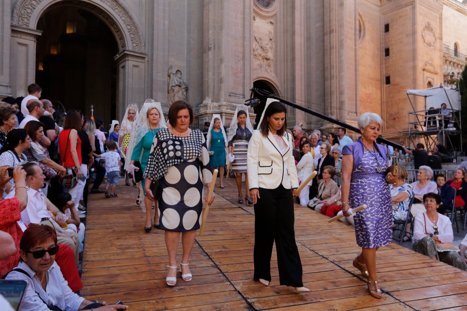 La plaza de las Pasiegas, abarrotada para recibir al Corpus Christi