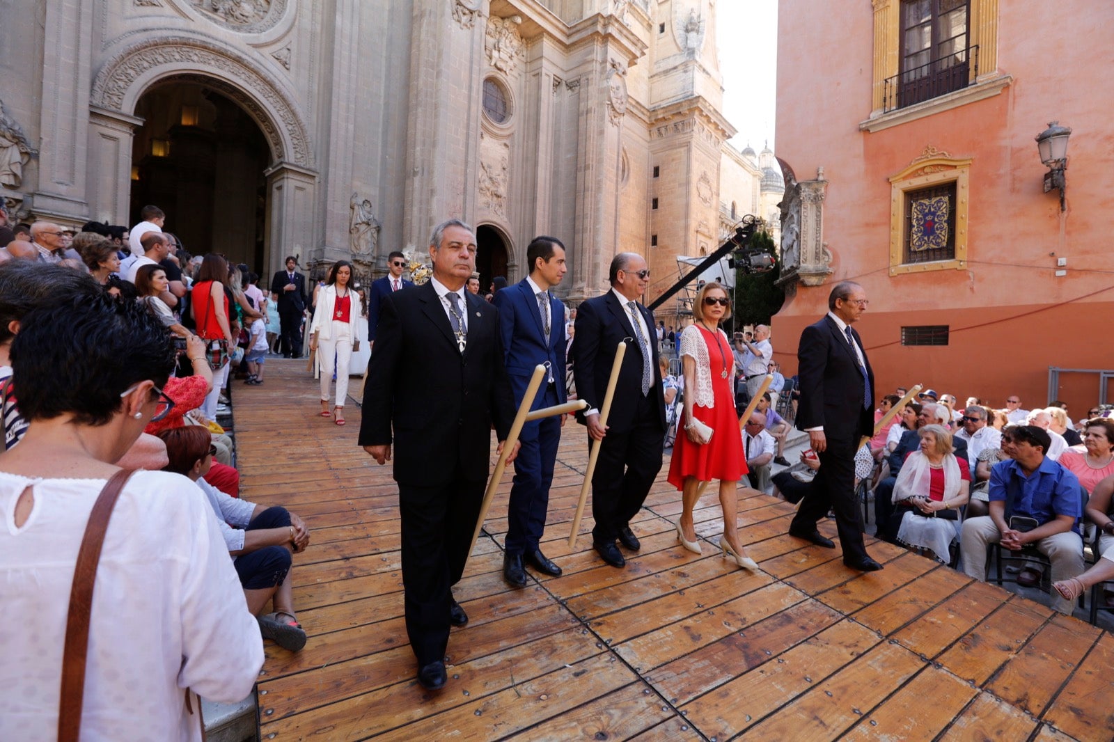 La plaza de las Pasiegas, abarrotada para recibir al Corpus Christi