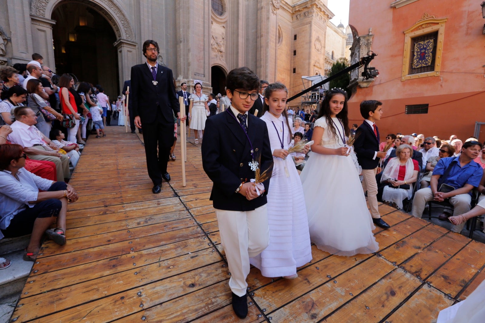 La plaza de las Pasiegas, abarrotada para recibir al Corpus Christi