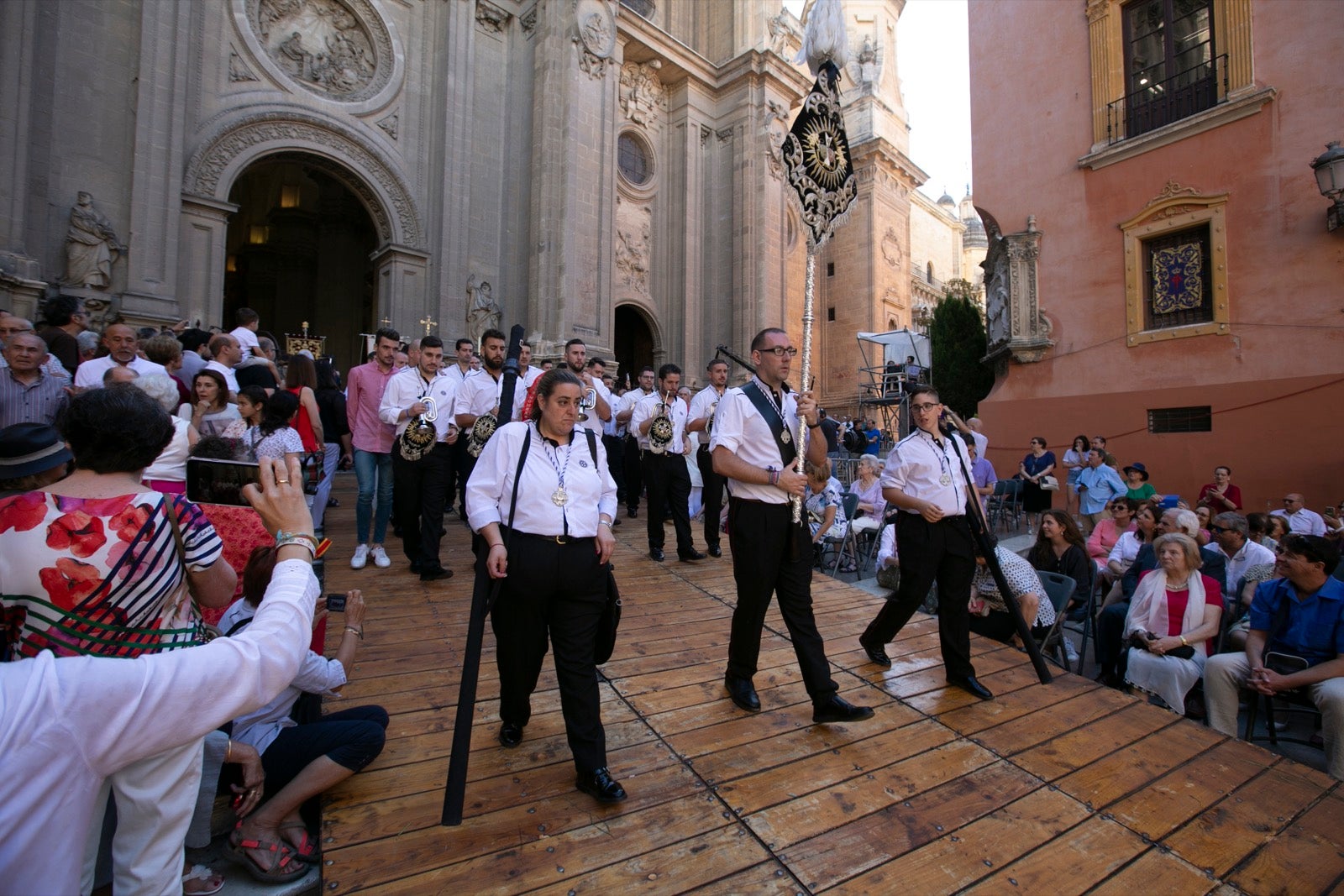 La plaza de las Pasiegas, abarrotada para recibir al Corpus Christi