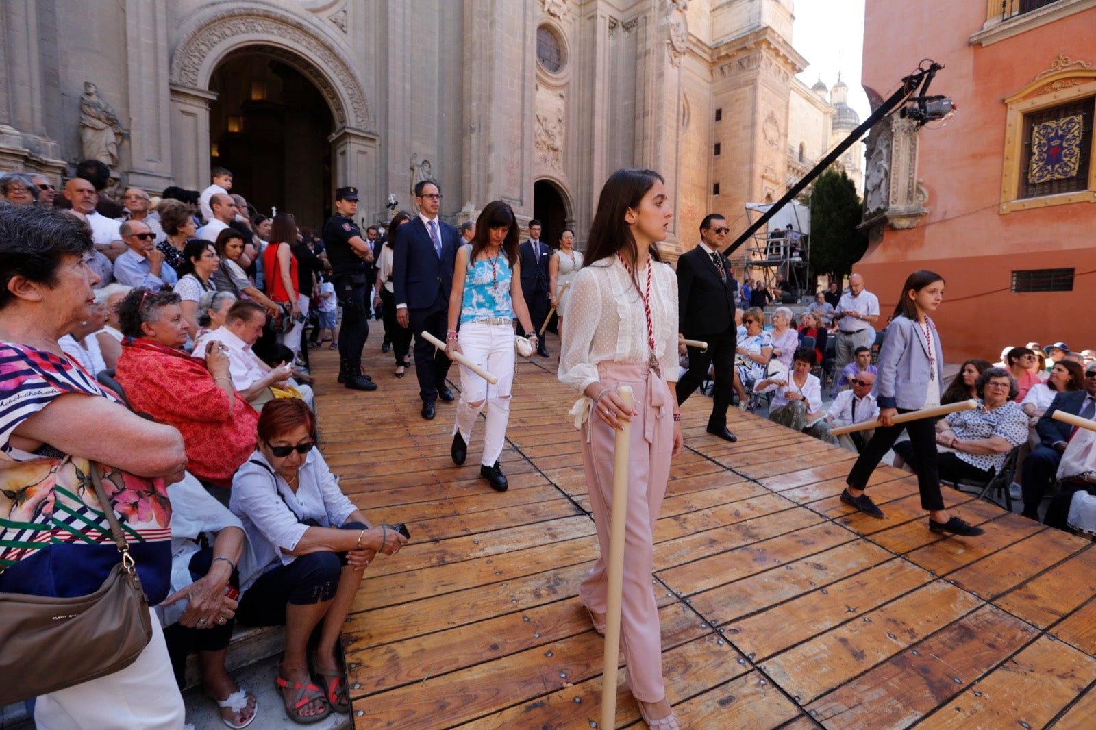 La plaza de las Pasiegas, abarrotada para recibir al Corpus Christi