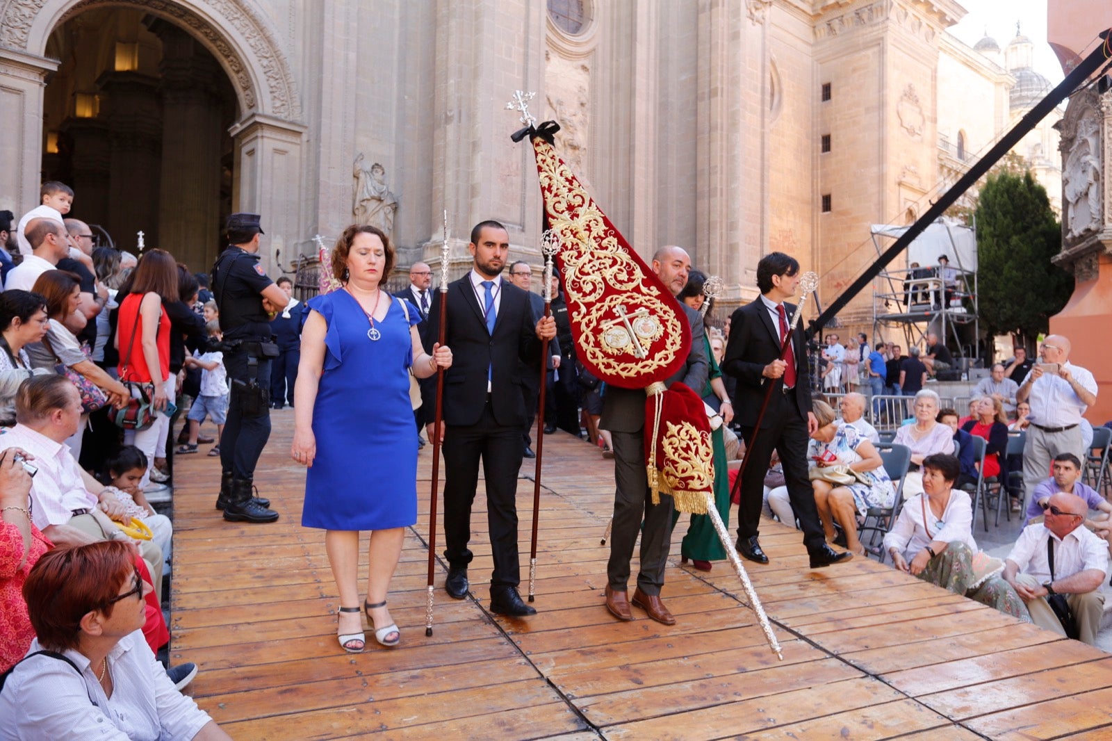 La plaza de las Pasiegas, abarrotada para recibir al Corpus Christi