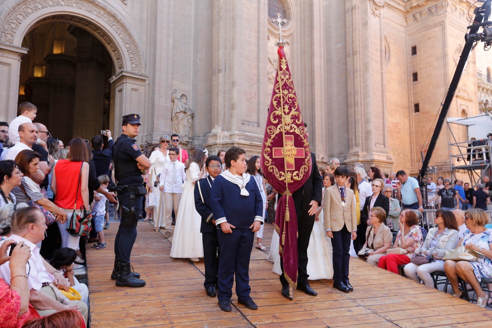 La plaza de las Pasiegas, abarrotada para recibir al Corpus Christi