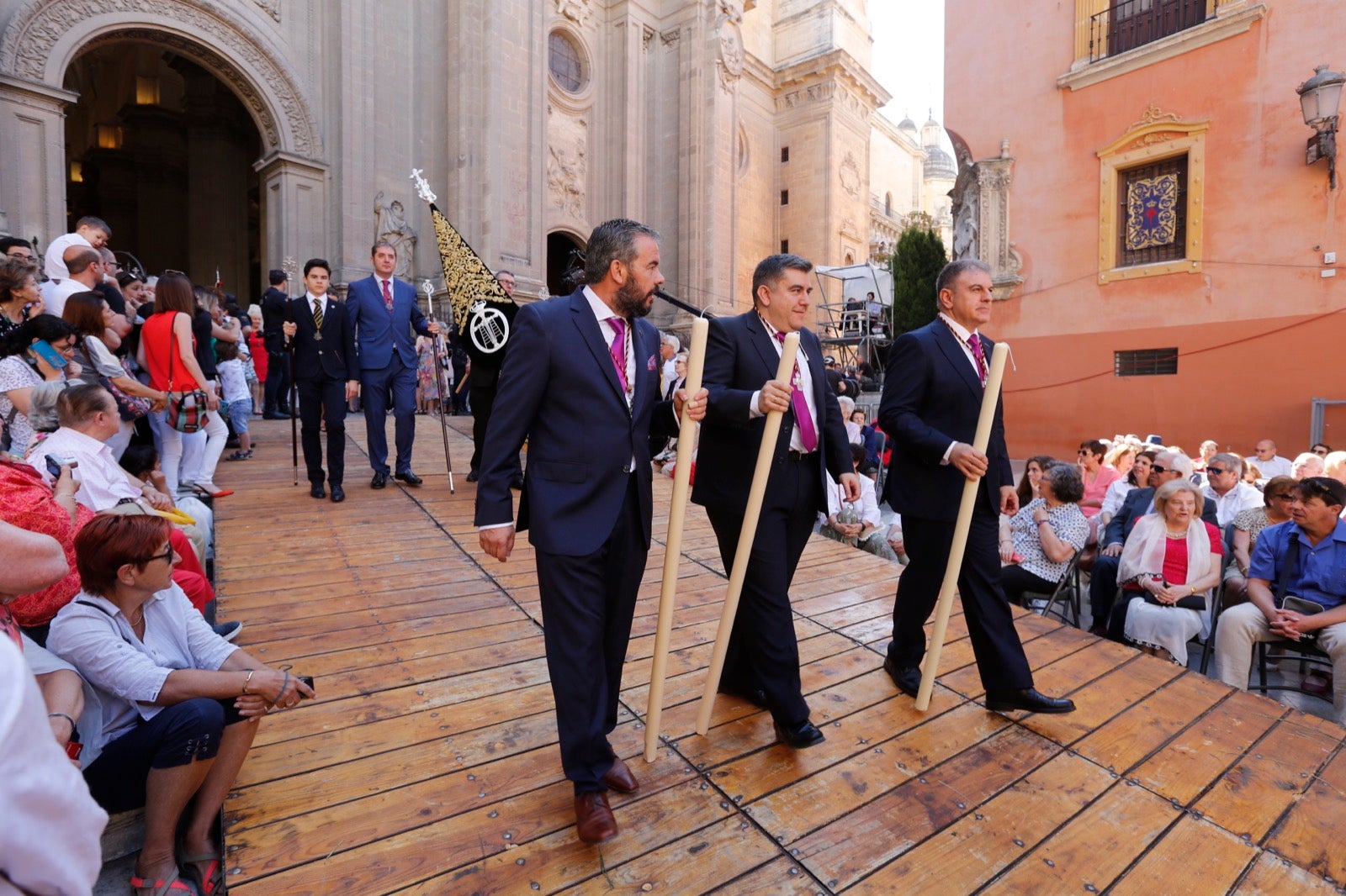 La plaza de las Pasiegas, abarrotada para recibir al Corpus Christi