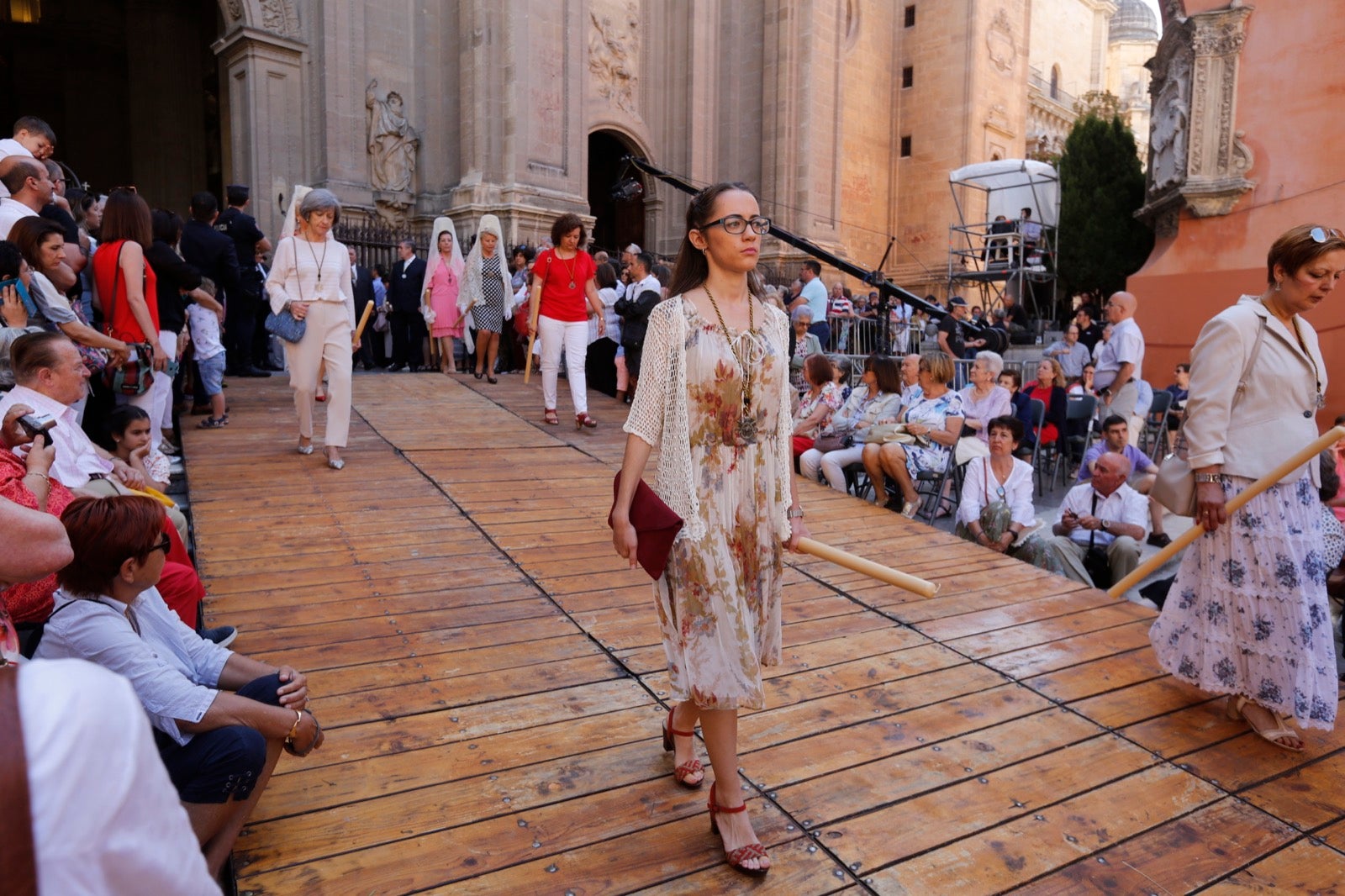 La plaza de las Pasiegas, abarrotada para recibir al Corpus Christi