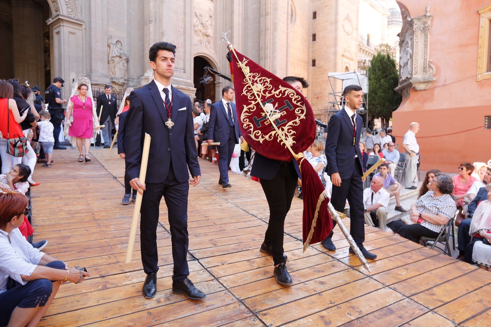 La plaza de las Pasiegas, abarrotada para recibir al Corpus Christi