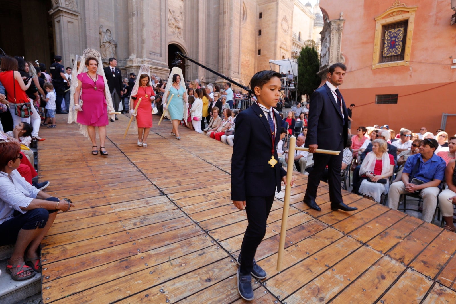 La plaza de las Pasiegas, abarrotada para recibir al Corpus Christi