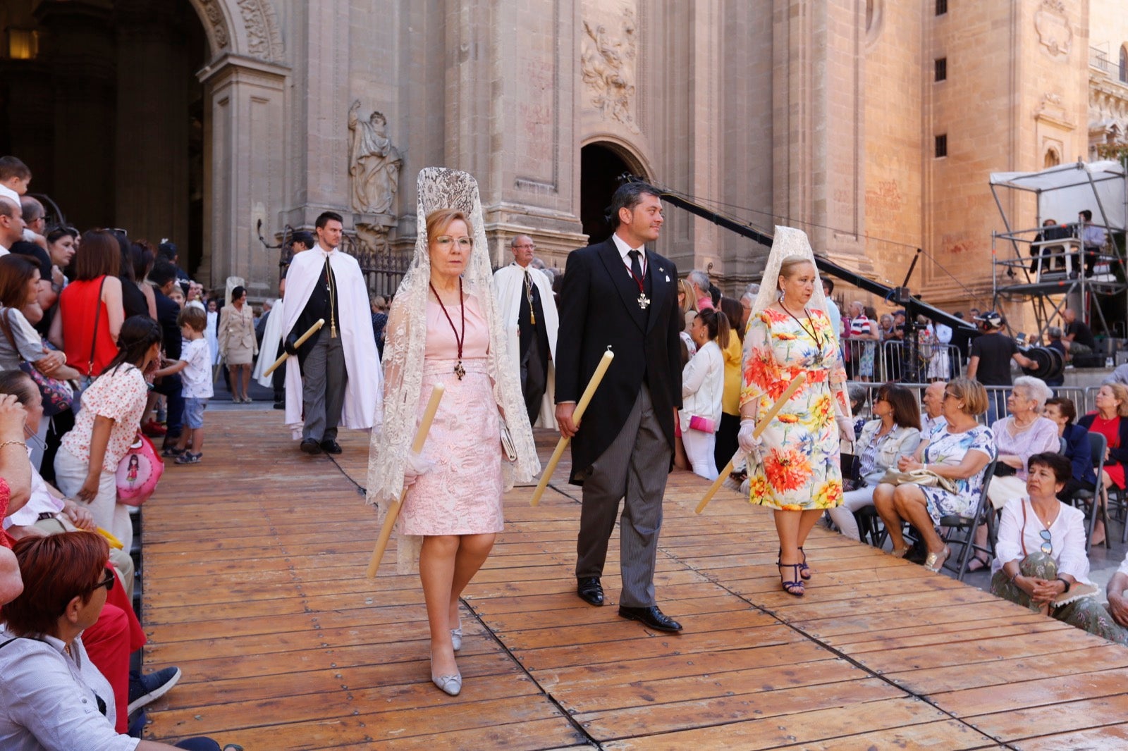 La plaza de las Pasiegas, abarrotada para recibir al Corpus Christi