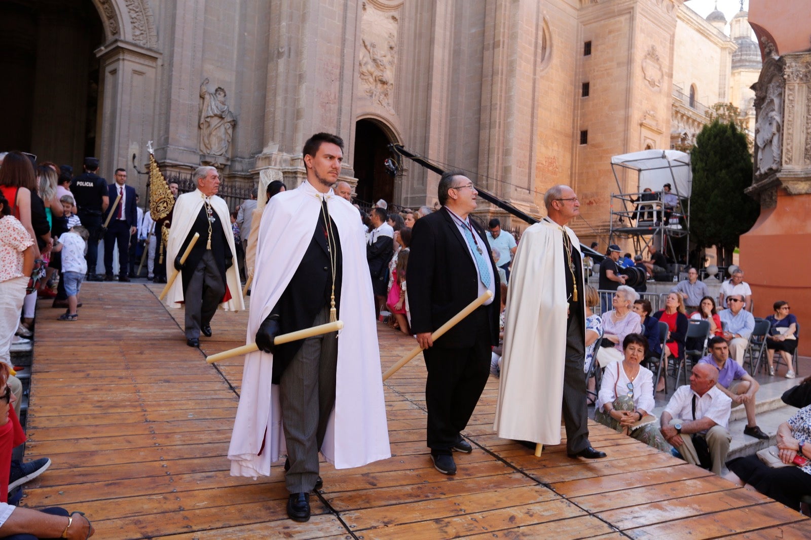 La plaza de las Pasiegas, abarrotada para recibir al Corpus Christi