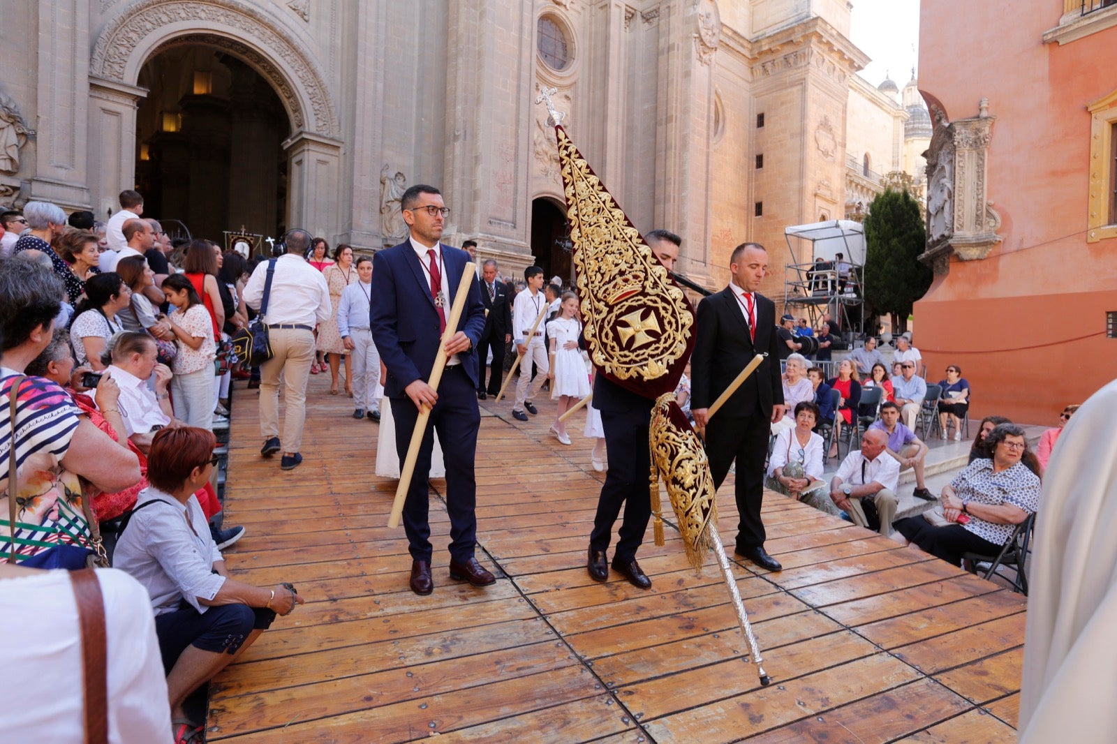 La plaza de las Pasiegas, abarrotada para recibir al Corpus Christi