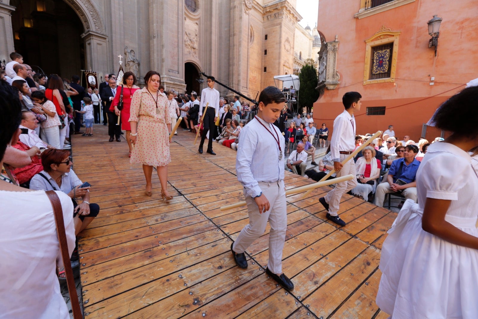 La plaza de las Pasiegas, abarrotada para recibir al Corpus Christi