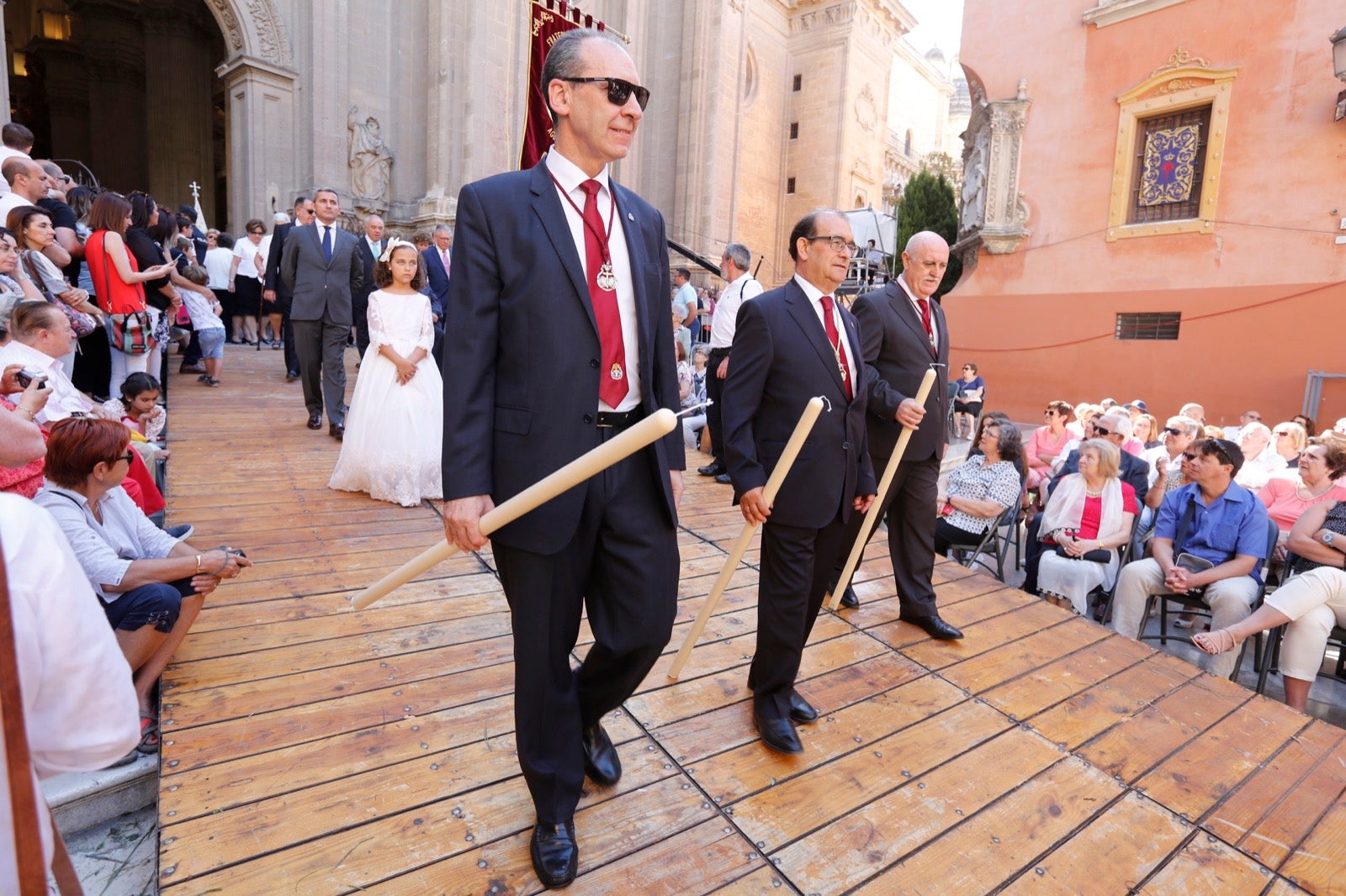 La plaza de las Pasiegas, abarrotada para recibir al Corpus Christi