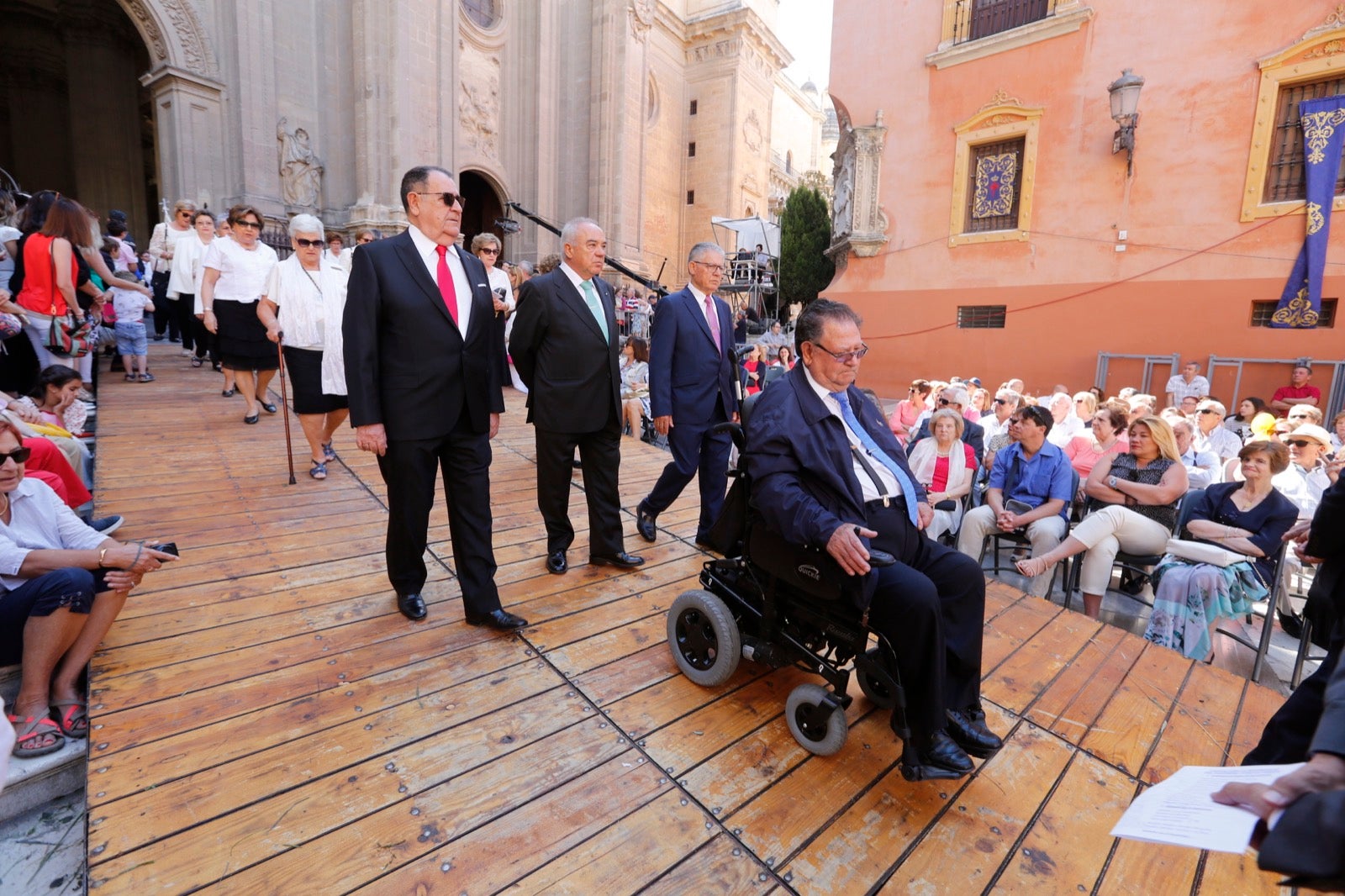 La plaza de las Pasiegas, abarrotada para recibir al Corpus Christi