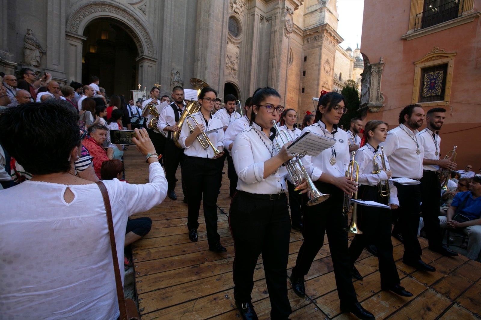 La plaza de las Pasiegas, abarrotada para recibir al Corpus Christi